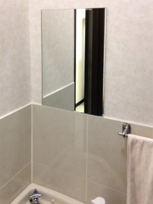 鏡の取り付け・交換の施工出張の事例 - トイレの姿見 (キッチンY様)
