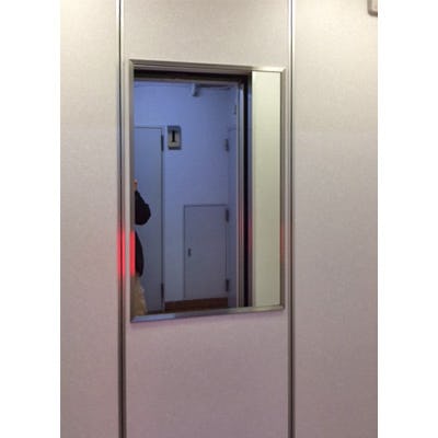 鏡の取り付け・交換の施工出張の事例 - エレベータの鏡(R様)