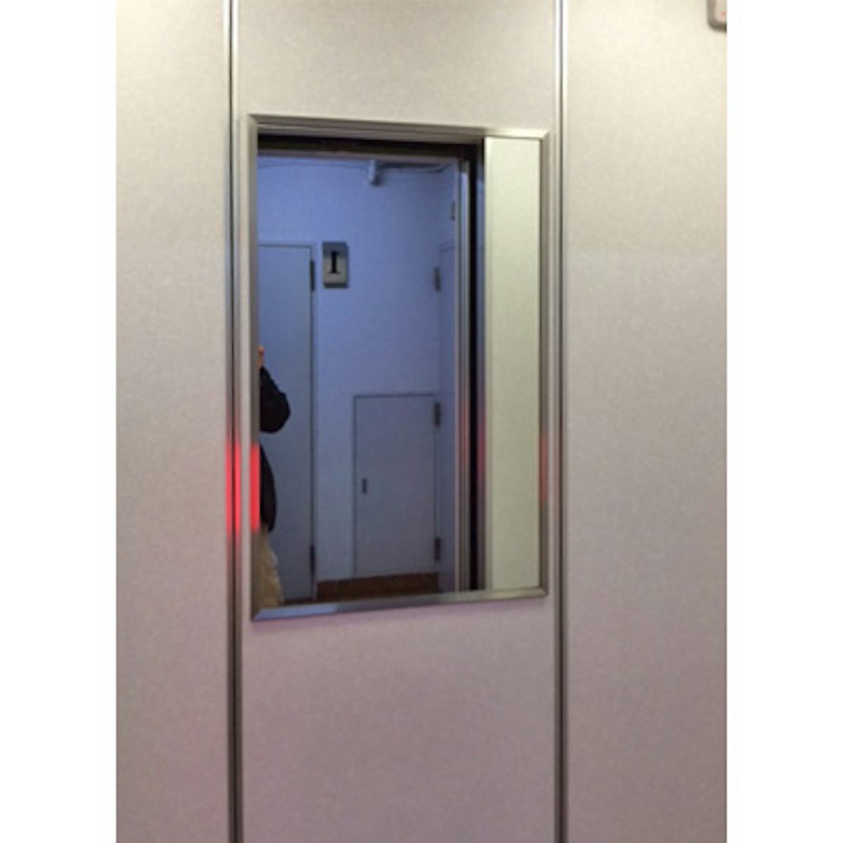 鏡の取り付け・交換の施工出張の事例 - エレベータの鏡(R様)