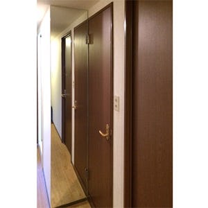 鏡の取り付け・交換の施工出張の事例 - 廊下の姿見の貼り替え(M様)