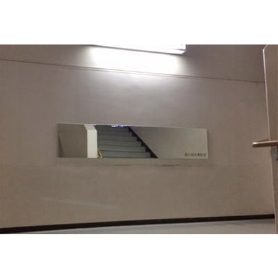 鏡の取り付け・交換の施工出張の事例 - 踊り場の名入れ鏡(S小学校様)