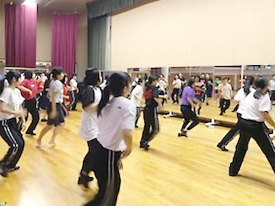 学校のダンス用に移動式スポーツミラーを使用した事例 - 900ミリ × 1850ミリ 6枚