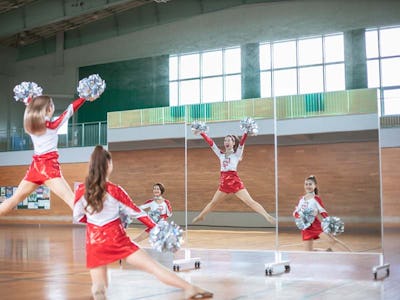 学校のダンス用に移動式スポーツミラーを使用した事例 - 900ミリ × 1850ミリ 3枚