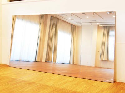 学校のダンス用にフィルムミラーを使用した事例 - 850ミリ × 1700ミリ 4枚