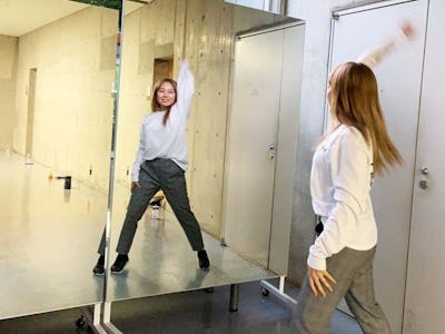 学校のダンス用に移動式スポーツミラーを使用した事例 - 900ミリ × 1850ミリ 1枚