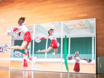 学校のダンス用にフィルムミラーを使用した事例 - 1200ミリ × 1800ミリ 3枚