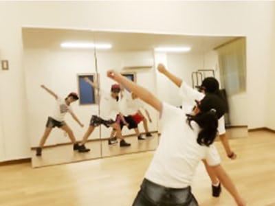 学校のダンス用にフィルムミラーを使用した事例 - 850ミリ × 1700ミリ 4枚