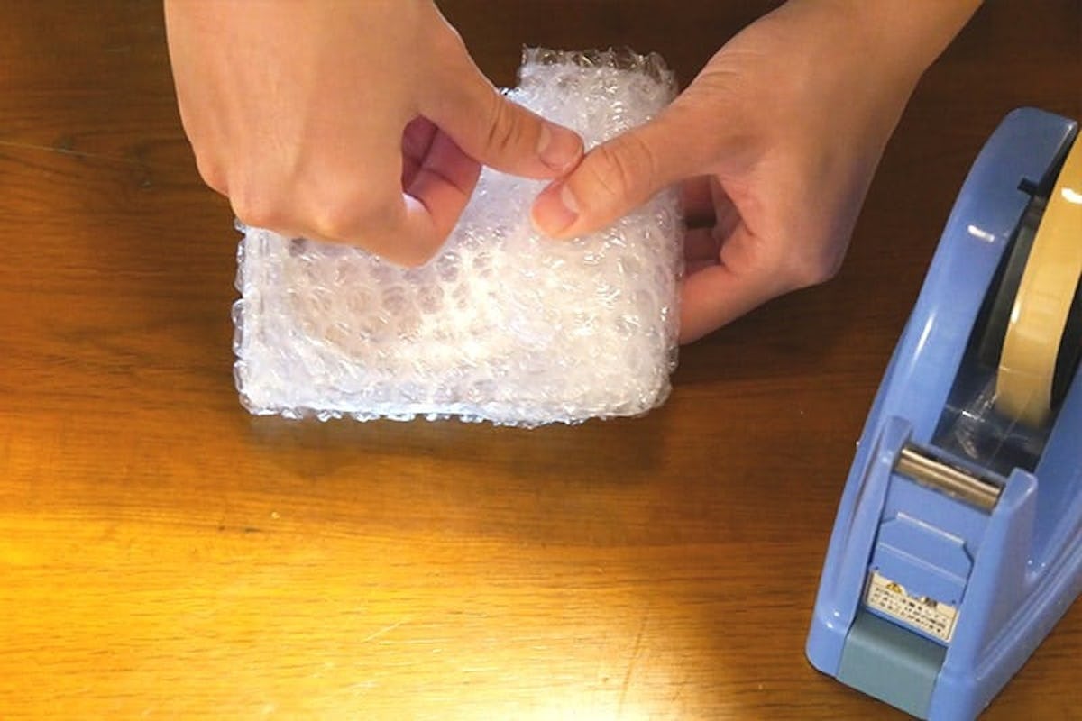 プチプチをテープで留める