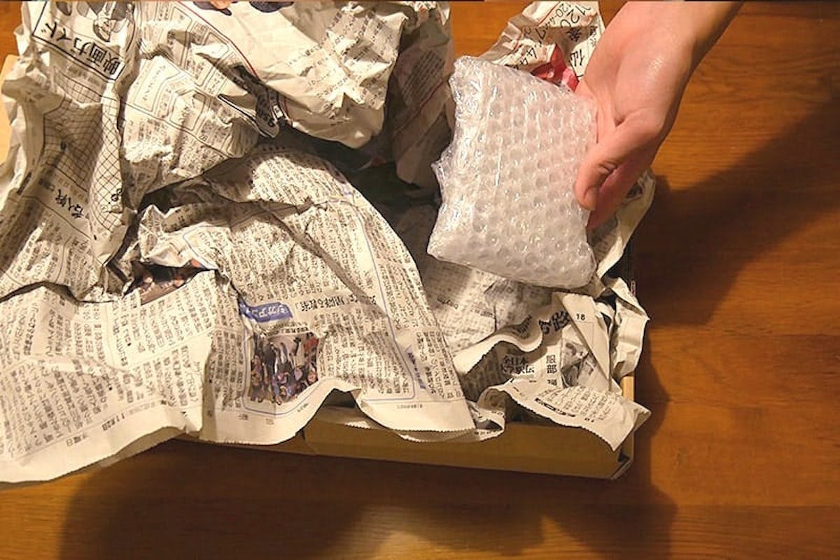 包装した鏡を入れる