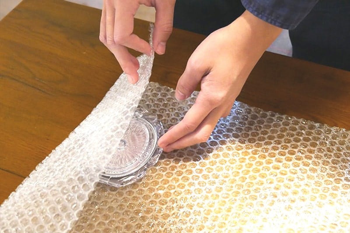 割れた鏡をプチプチに巻く