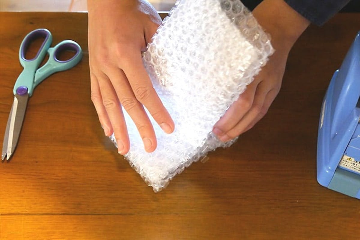 プチプチを鏡に沿うように折りたたむ