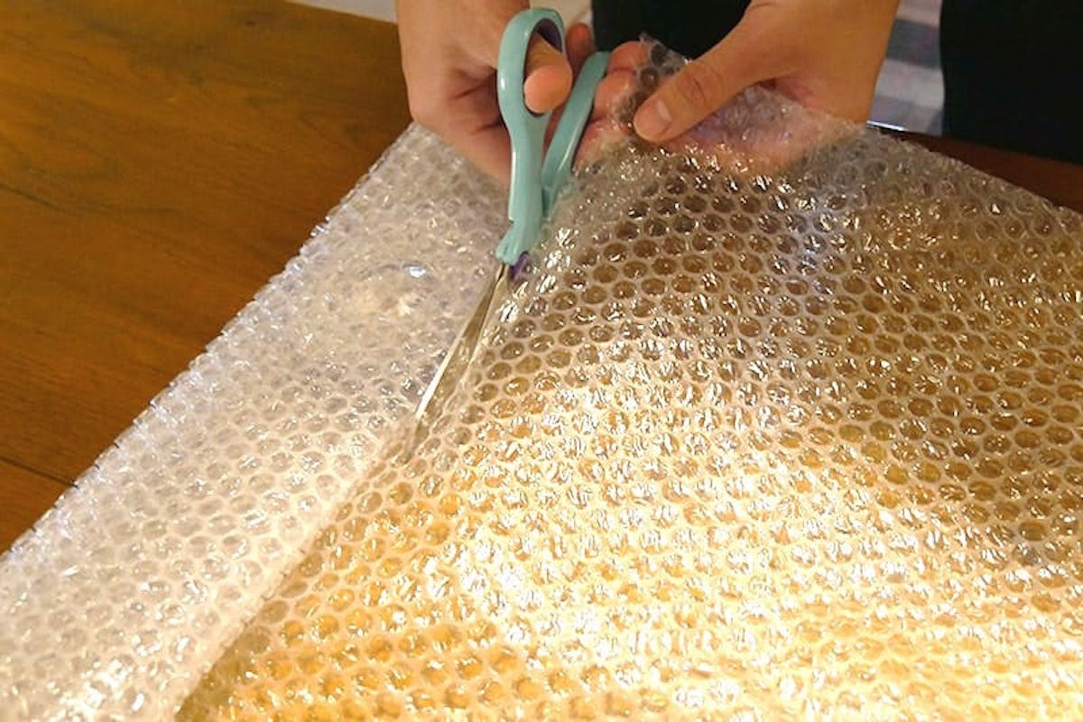 プチプチをハサミで切る