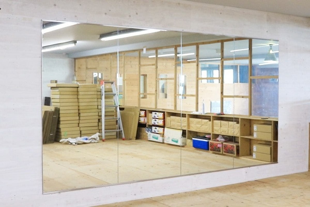 プロの貼り方を教えます ジムやダンススタジオの壁に大型鏡を施工する方法 鏡の販売 Com