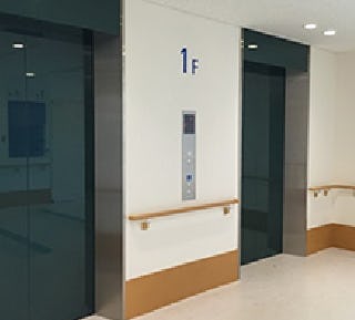 エレベーターに鏡がある理由・種類を解説