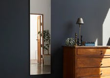 小さくても全身が見えるサイズは?家具・扉に使う鏡の選び方