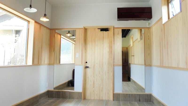 広く明るい空間に！ギャラリーの姿見に「ガラスミラー」を設置した事例(兵庫県丹波市 M様)