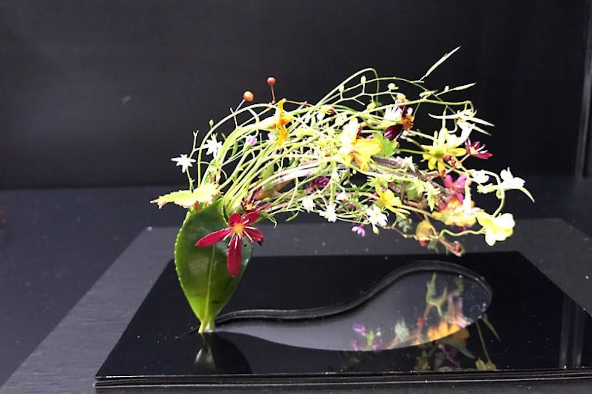 フラワーアレンジメントに使用した「薄板ミラー」(1)