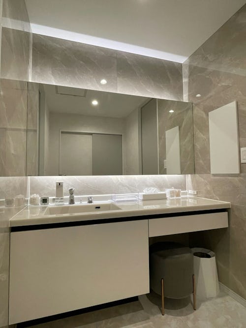 洗面台の横長鏡を金具を使わず設置／I様