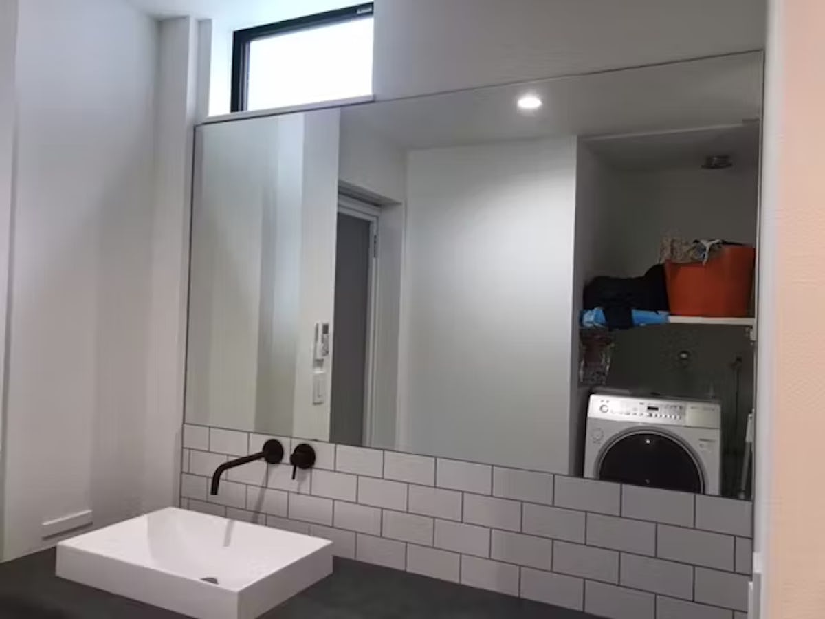 洗面所の横長鏡を当店で施工／T様