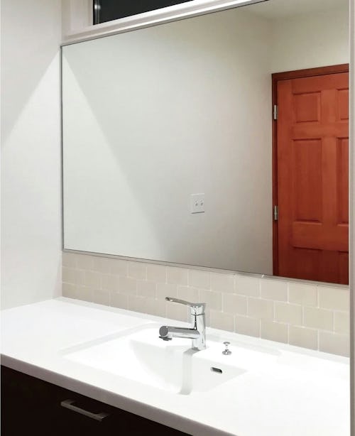 洗面所の壁いっぱいに横長鏡を設置／A様