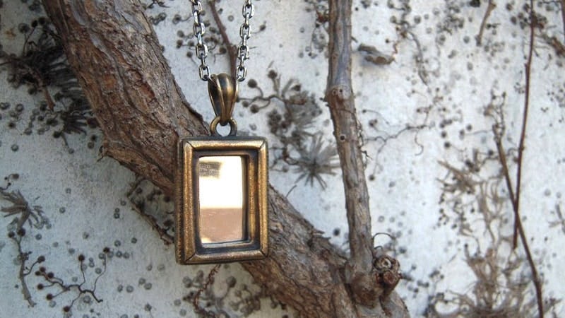 アクセサリーパーツに「薄板ミラー(1mm)」を使用したA様の事例