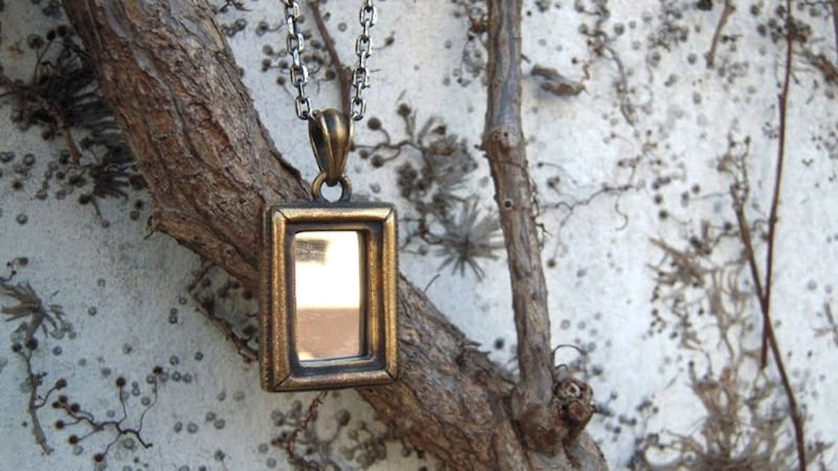 お客様事例 : アクセサリーパーツに「薄板ミラー(1ミリ)」を使用したA様の事例