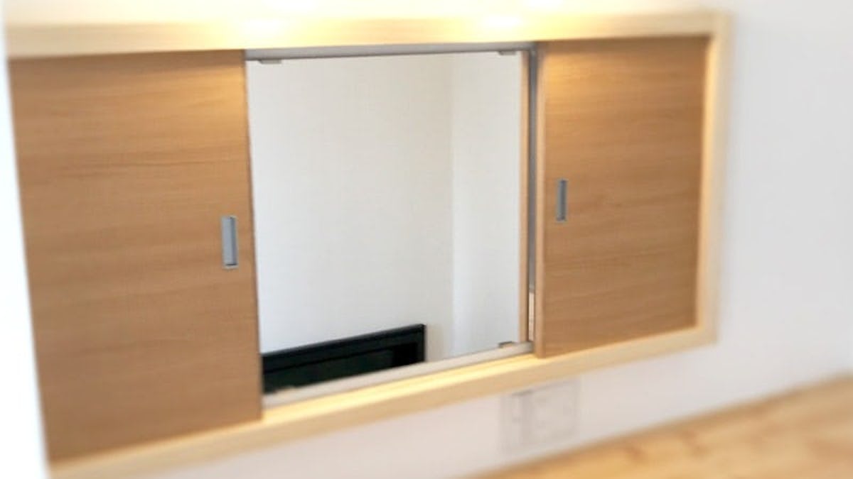 お客様事例 : 引き戸のメイクミラー！「高透過ミラー」で本当の自分を映そう！(岡山県美作市 T様の事例)