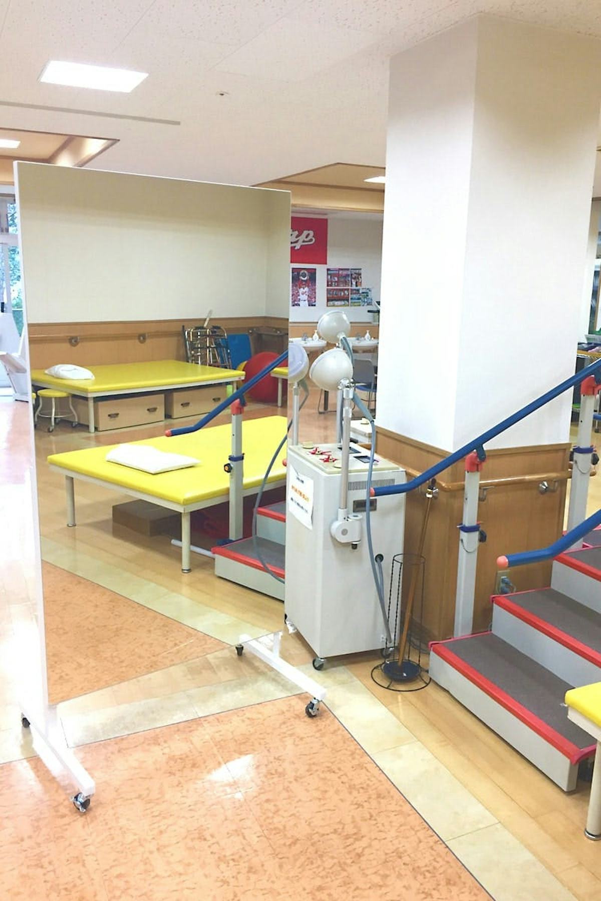 リハビリ室に使用した「移動式スポーツミラー(スクールタイプ)」