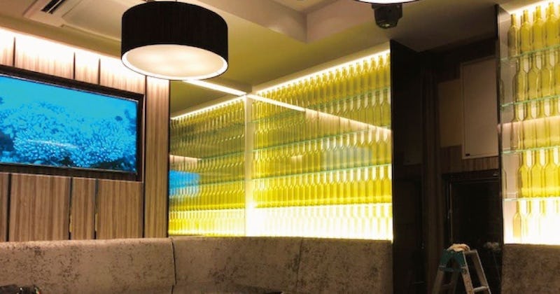 空間が2倍に！店舗のラウンジに大きな鏡を施工された事例(福井県I様)