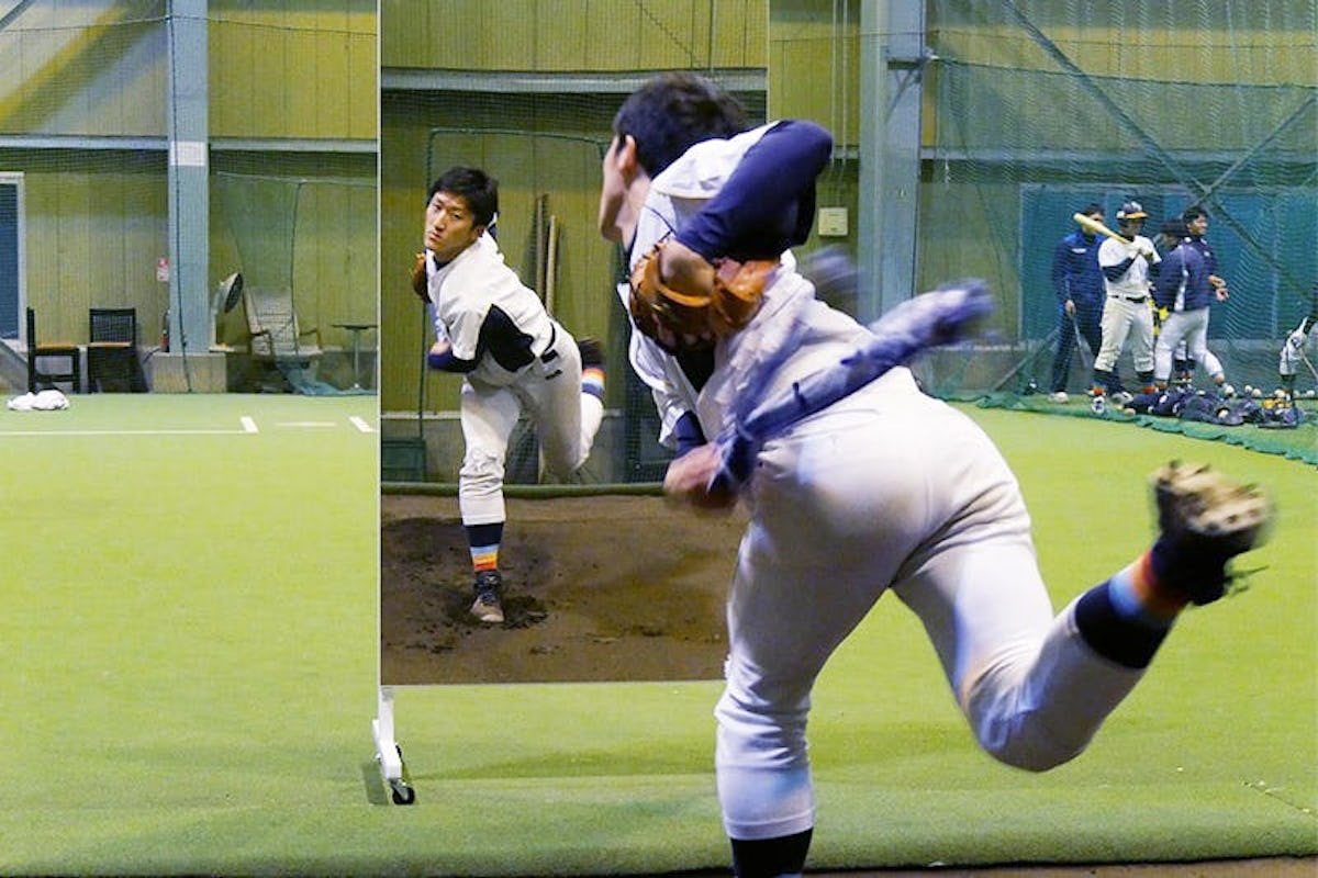 キャスター付きミラーの前で素振り練習をしている様子