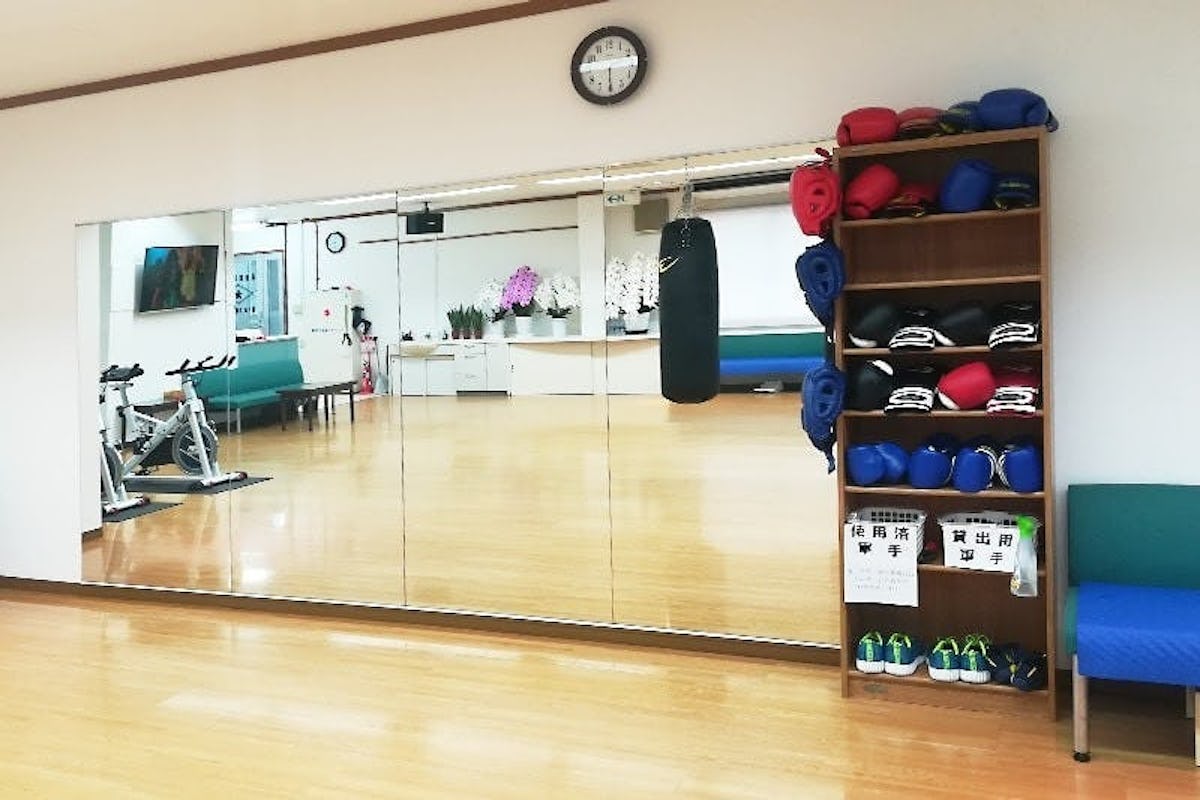 お客様事例 : ボクシングジムの姿見に「大型ミラー」を設置した事例 (さくらボクシングジム様)