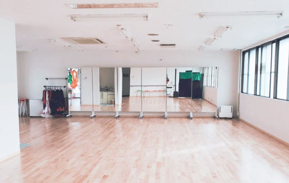 社交ダンスの練習にキャスター付きミラーを使用