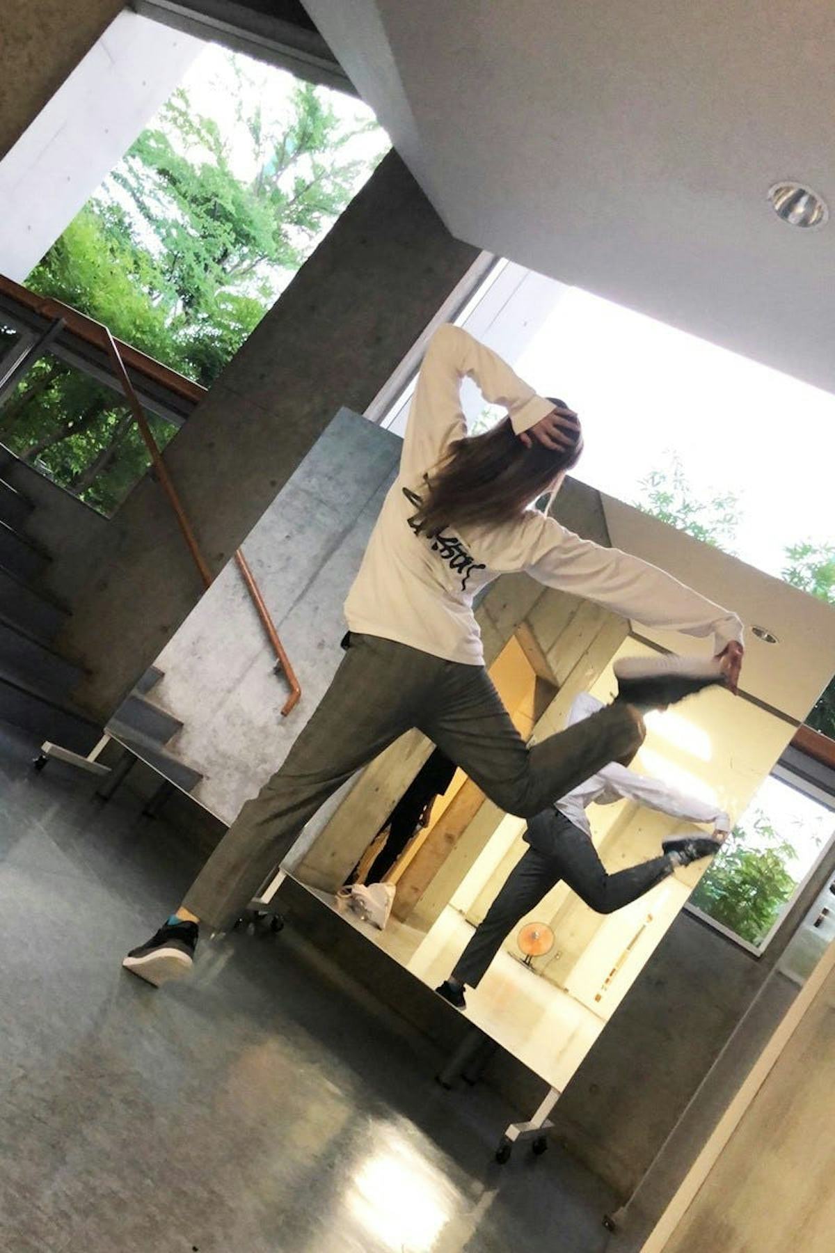 ストリートダンスの練習に可動式鏡を使用