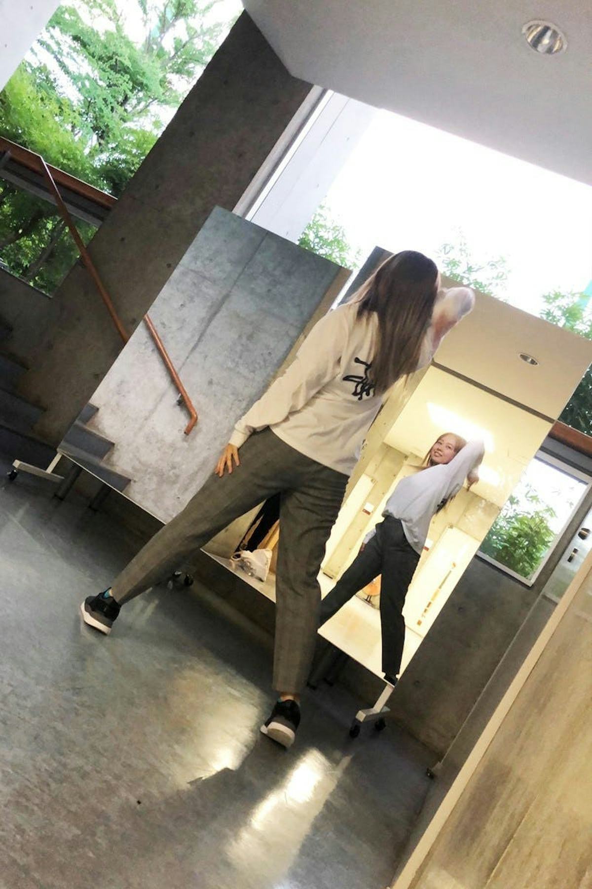 ストリートダンスの練習にキャスター付き鏡を使用