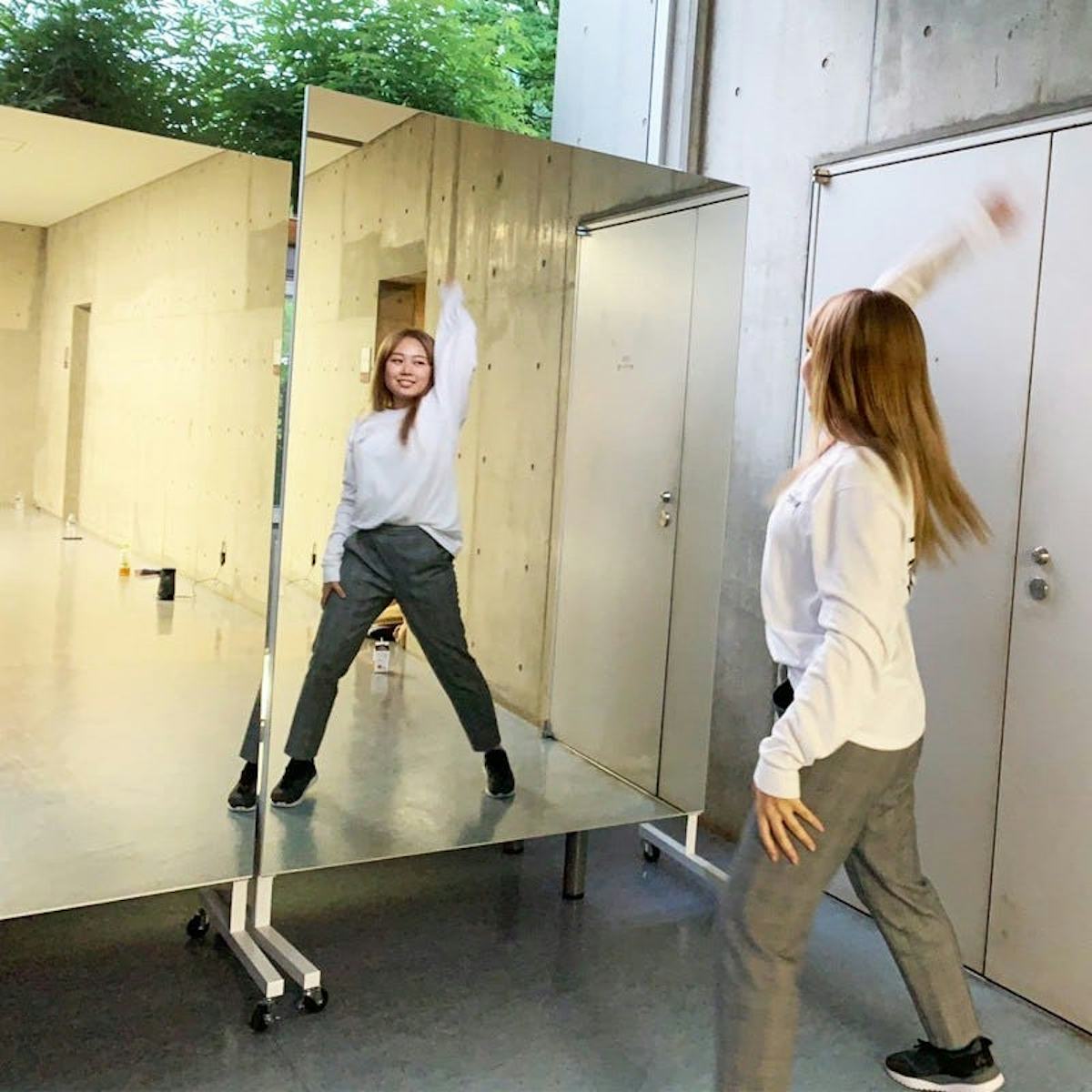 ストリートダンスの練習にキャスター付き鏡を使用