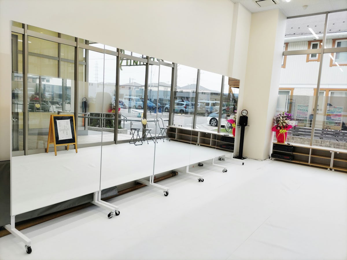 モール内のダンススタジオで可動式ミラーを使用した事例