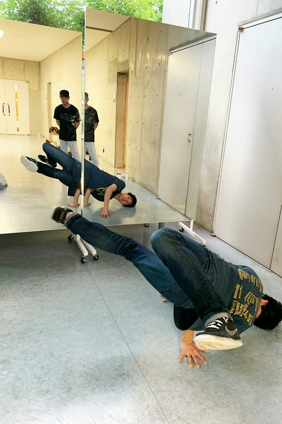 ストリートダンスの練習に移動式鏡を使用