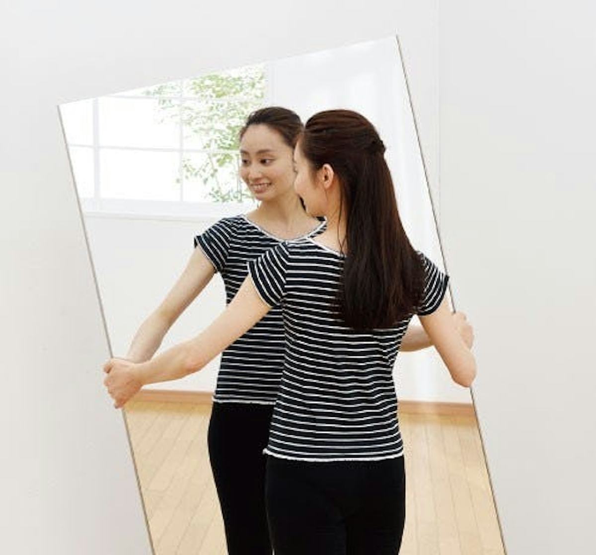 倒れても割れない：フィルムミラー