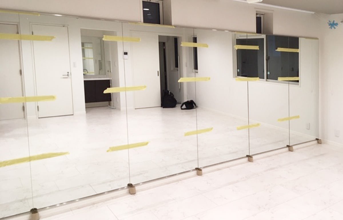 自宅のヨガスタジオにガラスミラーを連貼り／T様