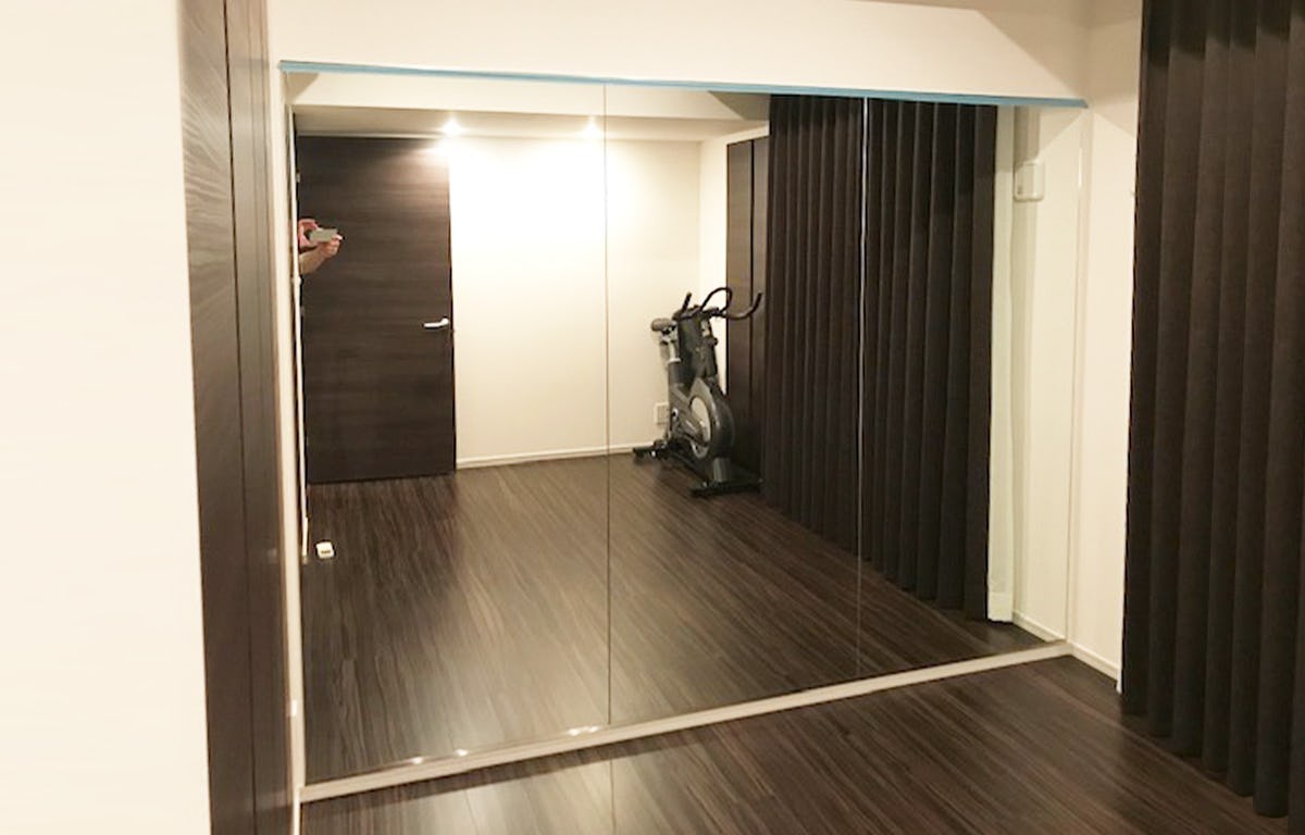 マンションの一室のヨガスタジオの壁一面を「ガラスミラー」で鏡貼りに／S様