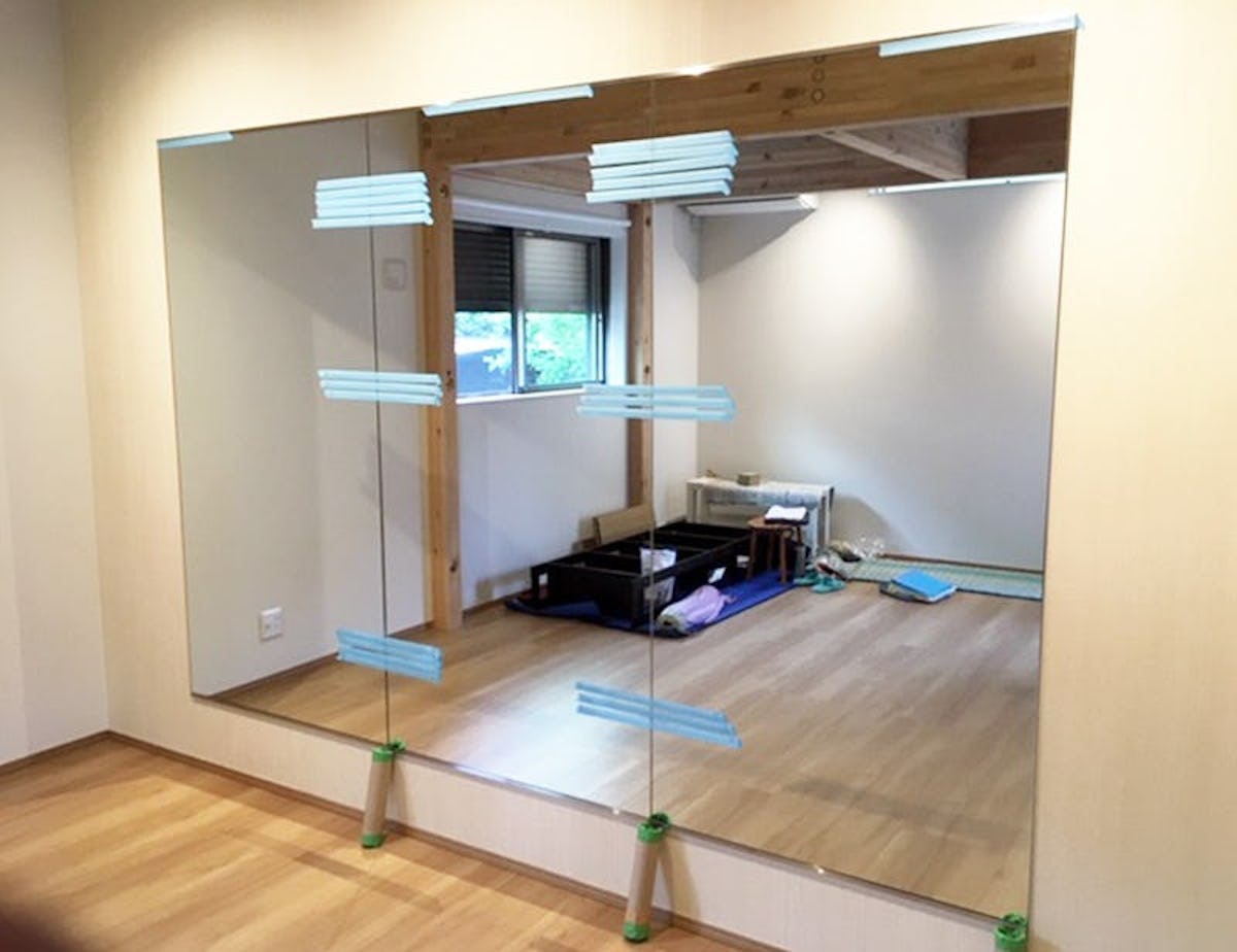 ヨガスタジオに全身が映る大型の「ガラスミラー」を設置 - ガラスミラーを設置した後／N様