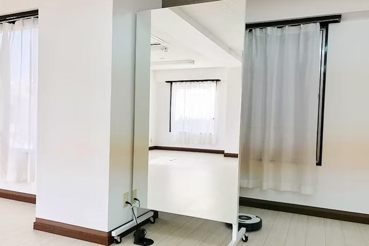 ヨガ・ダンスのレンタルシェアルームにキャスター付きの鏡「移動式スポーツミラー」を設置／S社様(2)