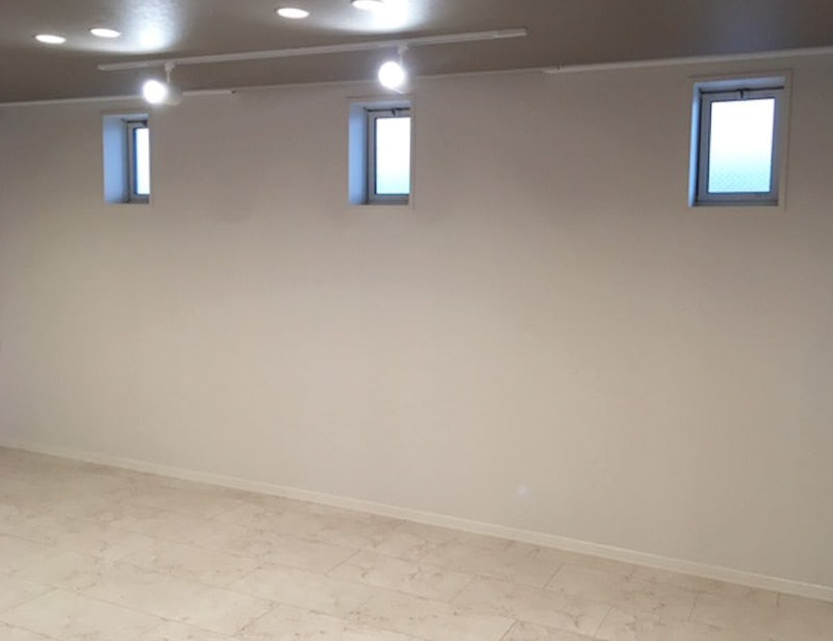 自宅のヨガスタジオにガラスミラーを設置する前