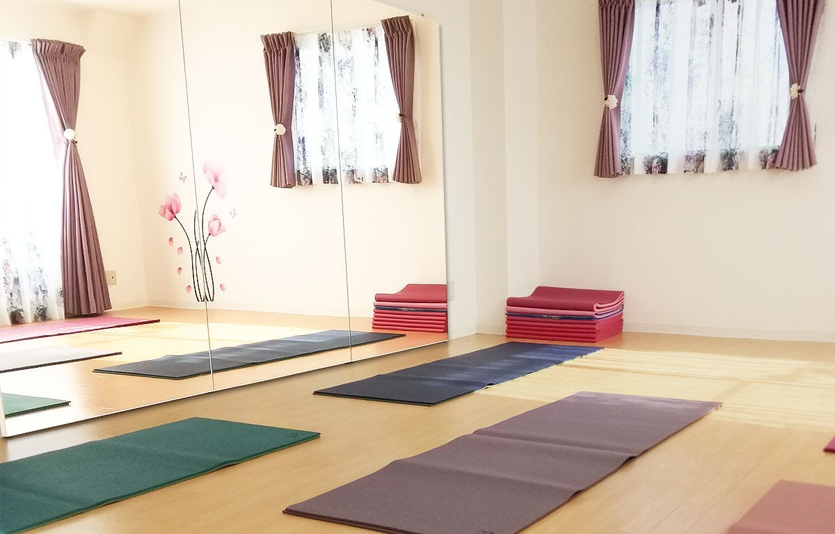 賃貸の部屋でのヨガ教室の壁にパネルミラーを取り付け／H様