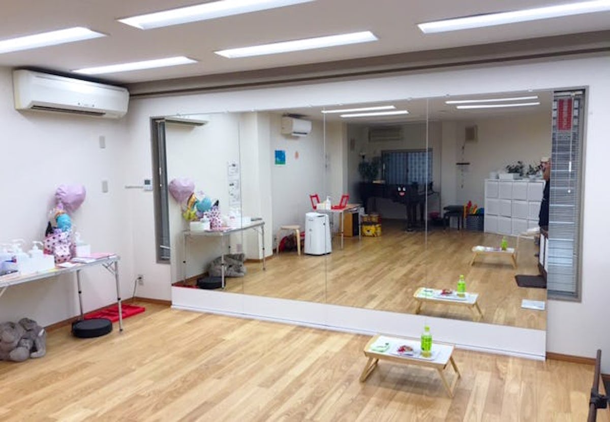 ダンススタジオに大型ミラーをDIYした事例(1)