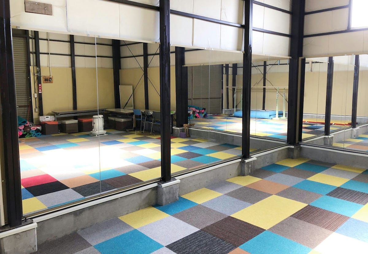 ダンスレッスン場にパネルミラーをDIYした事例
