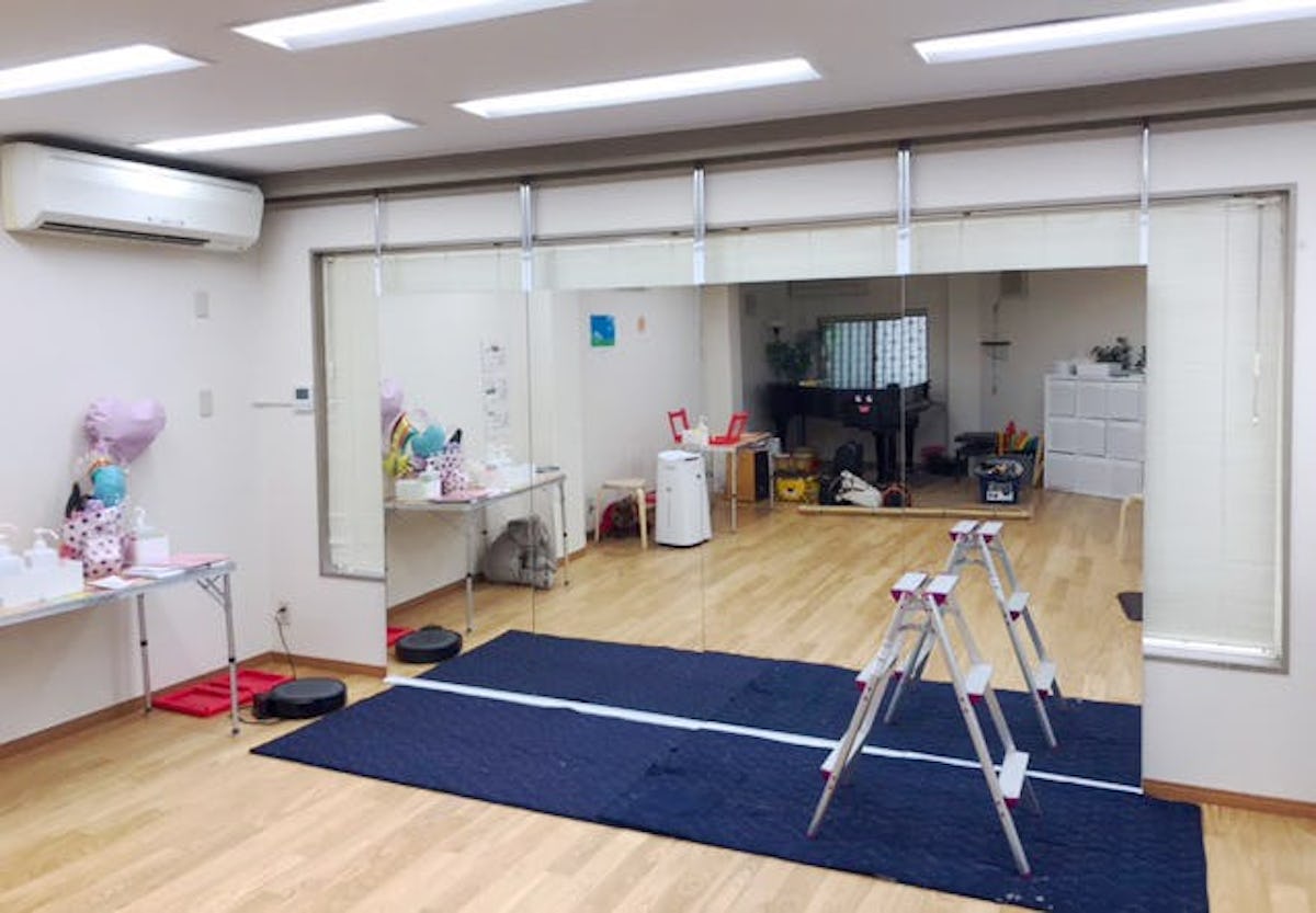 ダンススタジオに大型ミラーをDIYした事例(2)