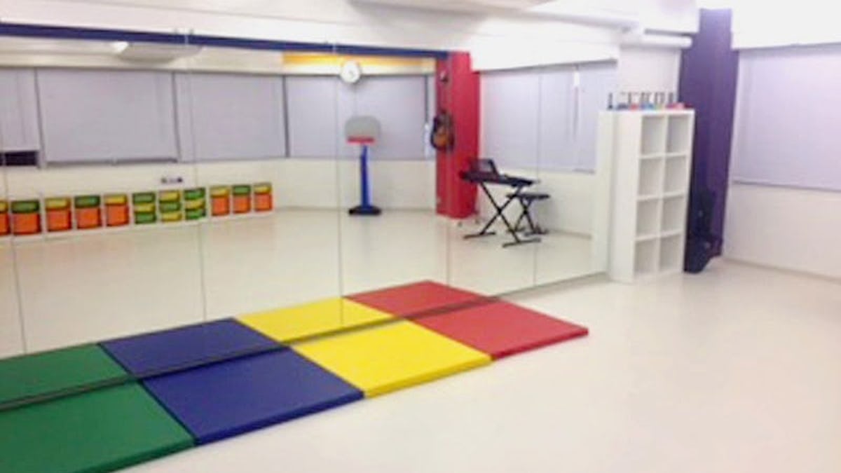 アメリカンスクールのダンススタジオに設置したパネルミラー(1)