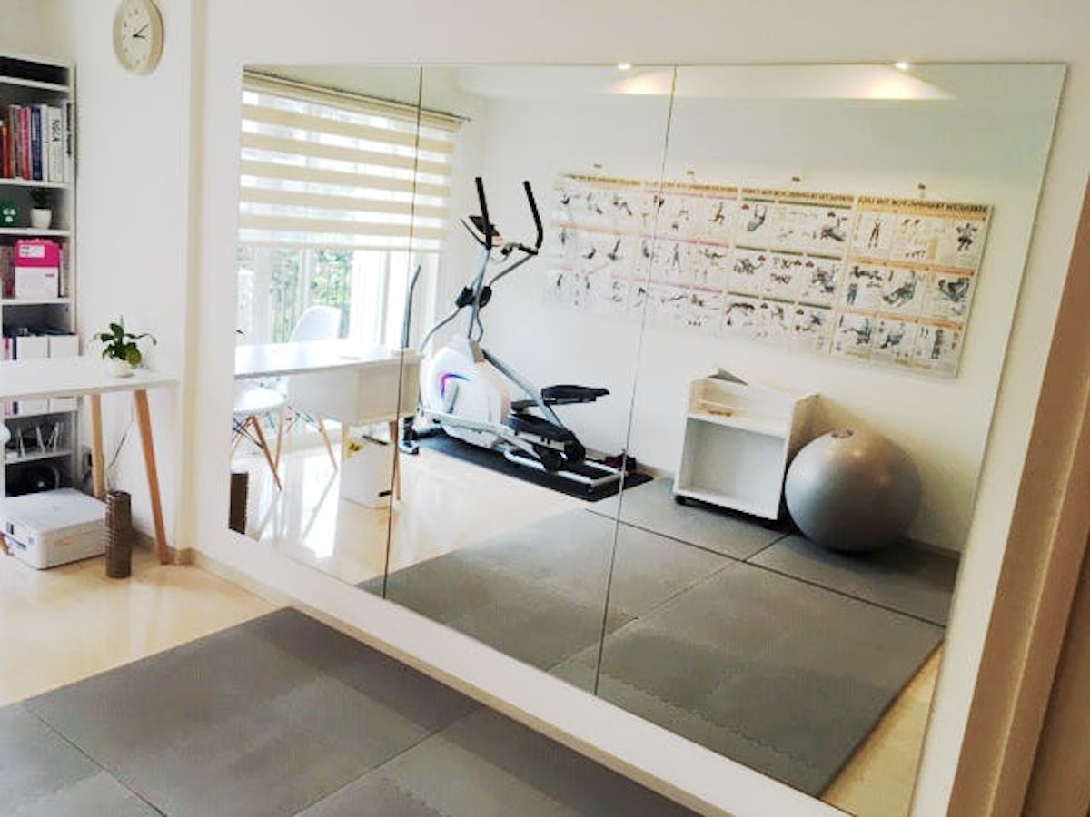 ホームジム用の鏡／設置後の壁