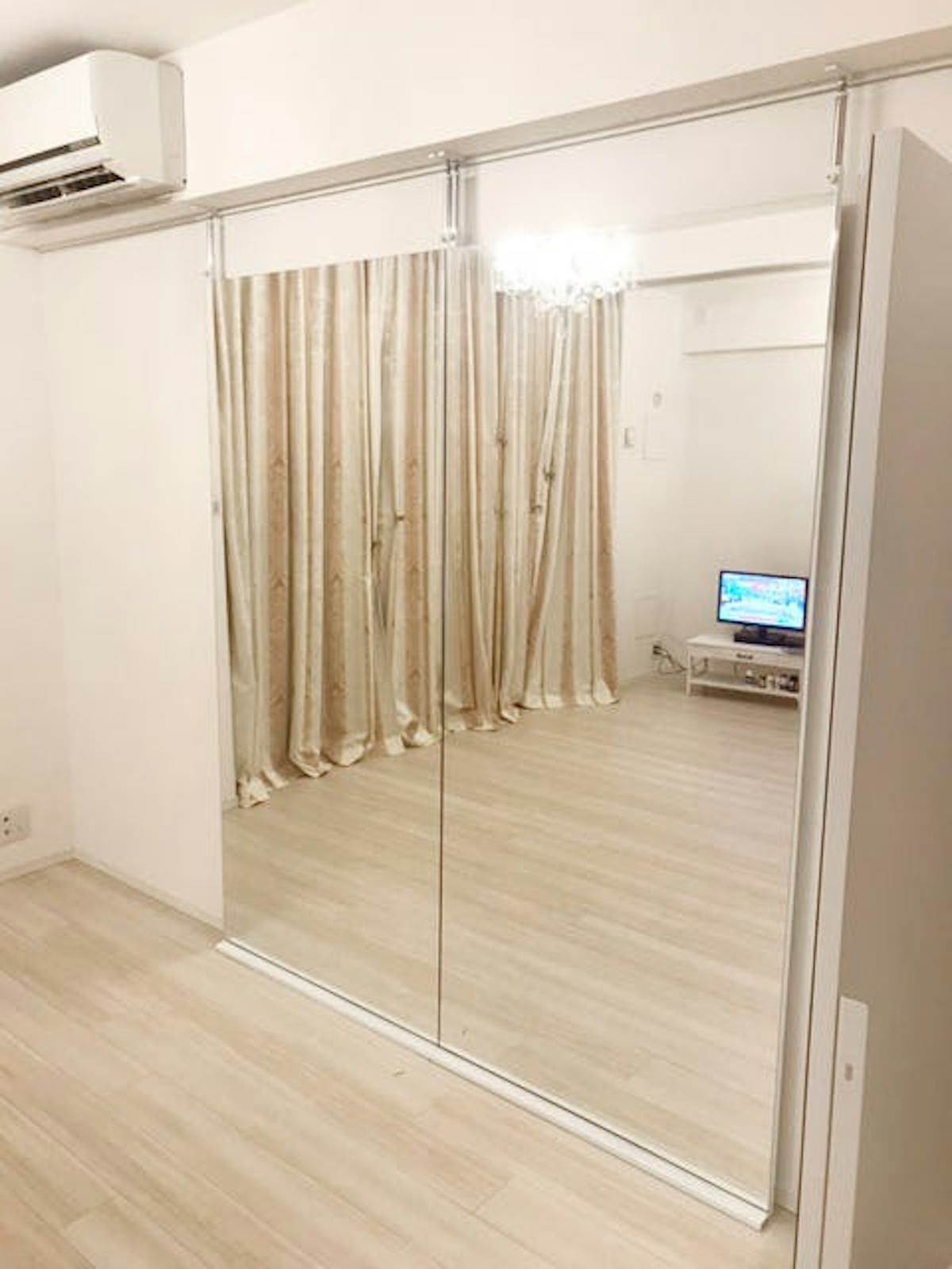 賃貸物件の壁につっぱりミラーを設置